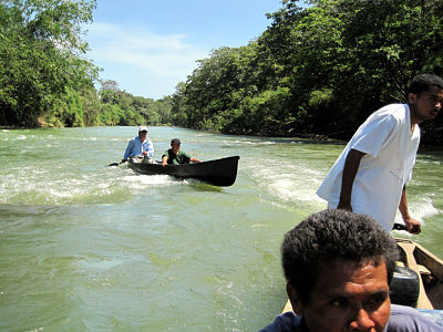 dory_pulling_canoe_up_belize_river5.2.10